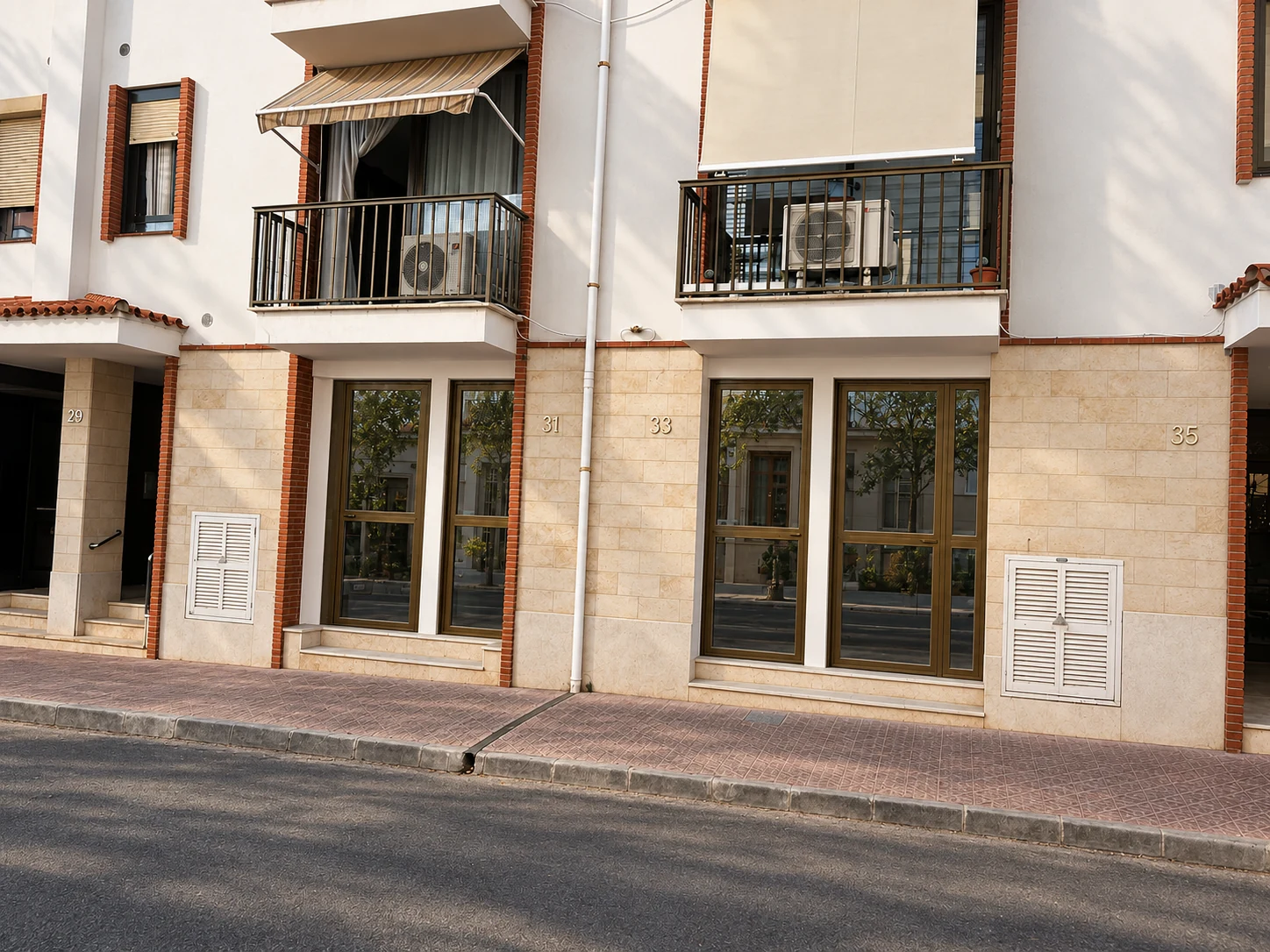 Gonyalons · Street facade
